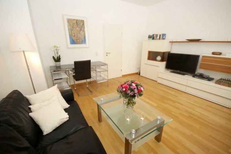 Düsseldorf TOP-Lage in Rheinnähe - Möblierte 2-Zimmer-Wohnung mit Aufzug und Balkon in Carlstadt Wohnung mieten