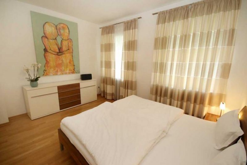 Düsseldorf TOP-Lage in Rheinnähe - Möblierte 2-Zimmer-Wohnung mit Aufzug und Balkon in Carlstadt Wohnung mieten