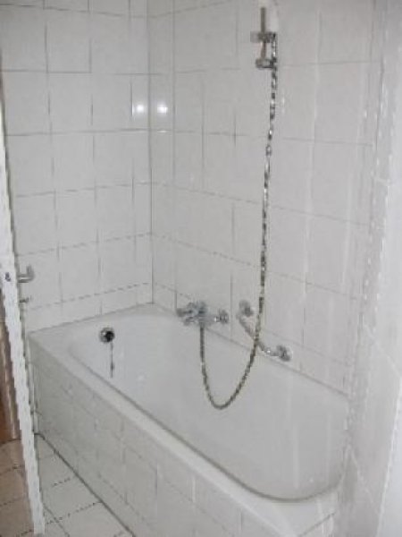 Düsseldorf Großzügig geschnittene und neu sanierte 3 Zimmer Wohnung mit Tageslicht Wannen-Bad Wohnung mieten