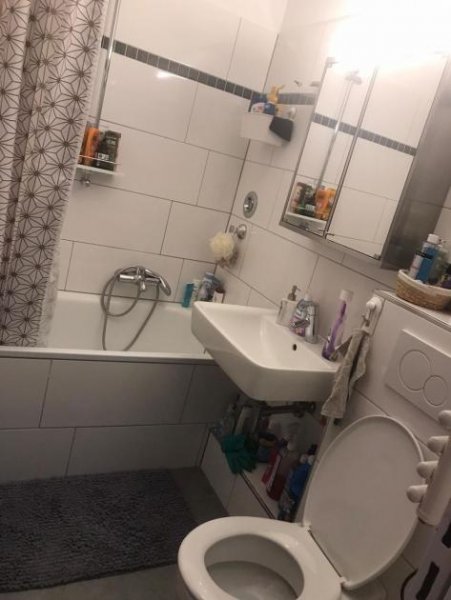 Düsseldorf !!! HELLE DACHGESCHOSSWOHNUNG IN RUHIGER ANLIEGERSTRASSE !!! Wohnung mieten