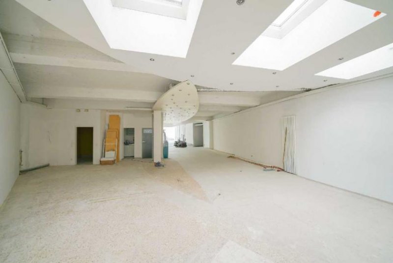 Düsseldorf Oberrath: Gut sichtbare Praxis-/Ausstellungsfläche mit großer Schaufensterfront Gewerbe mieten