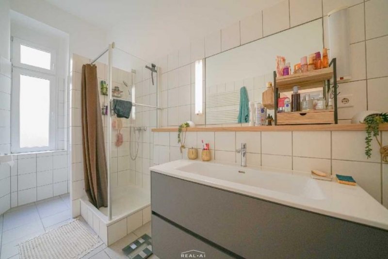 Düsseldorf Stilvolle 3-Zimmer-Altbauwohnung in zentraler Lage von Pempelfort mit EBK Wohnung mieten