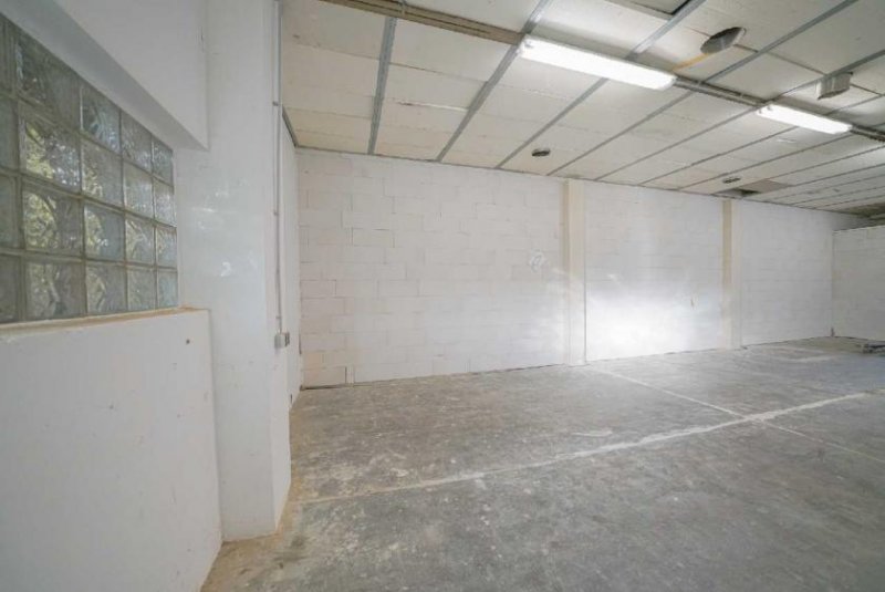 Ratingen Ebenerdige Lagerhalle mit mechanischem Tor zentral in Ratingen Gewerbe mieten