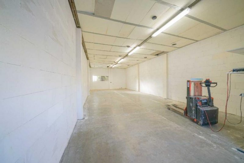 Ratingen Ebenerdige Lagerhalle mit mechanischem Tor zentral in Ratingen Gewerbe mieten