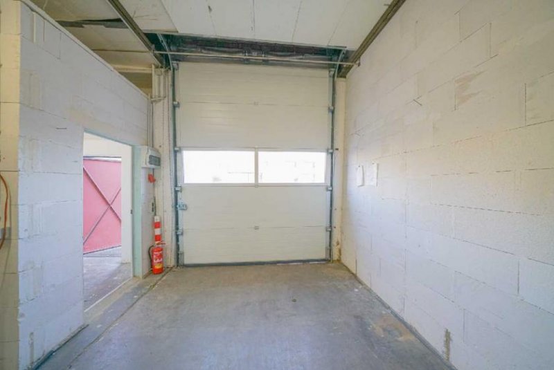 Ratingen Ebenerdige Lagerhalle mit mechanischem Tor zentral in Ratingen Gewerbe mieten