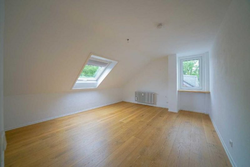 Ratingen Ratingen-Süd: Gemütliche 3-Zimmer-Dachgeschosswohnung mit EBK und Gartenmitbenutzung im Grünen Wohnung mieten