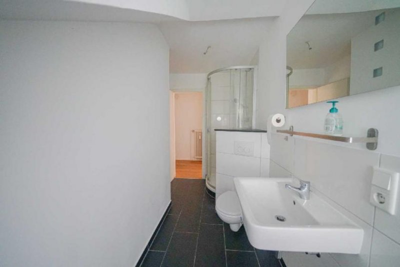 Ratingen Ratingen-Süd: Gemütliche 3-Zimmer-Dachgeschosswohnung mit EBK und Gartenmitbenutzung im Grünen Wohnung mieten