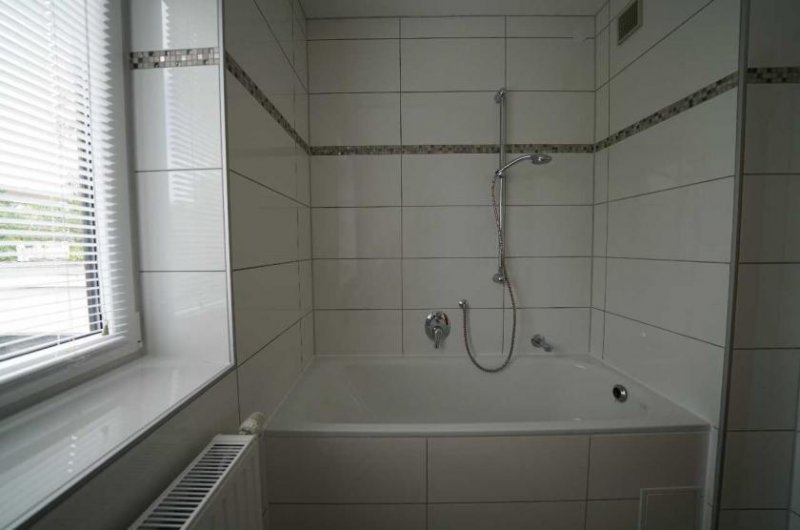 Ratingen Ratingen-Ost: Helle 3-Zimmer-Wohnung mit Loggia und Garagen-Stellplatz (Aufzug vorhanden) Wohnung mieten