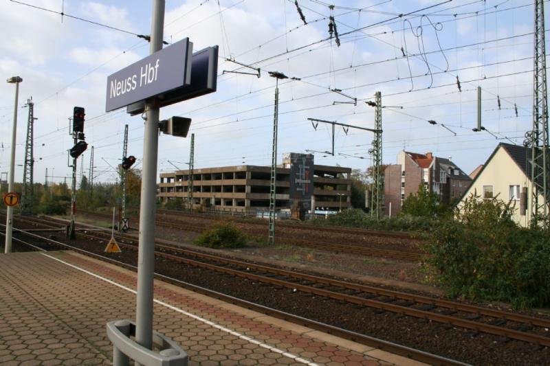 Neuss Parkplatz in der Neusser City direkt am Bahnhof im Parkhaus am Bahnhof Gewerbe mieten