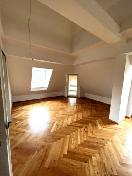 Duisburg Dachgeschoss im Denkmal – stilvolles Wohnen im Parkareal Wohnung mieten