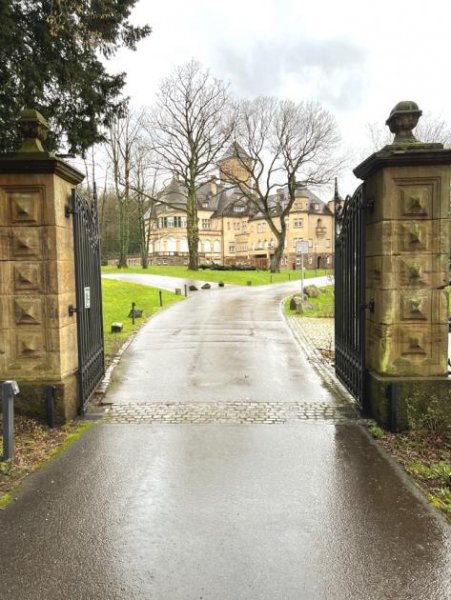 Duisburg Dachgeschoss im Denkmal – stilvolles Wohnen im Parkareal Wohnung mieten