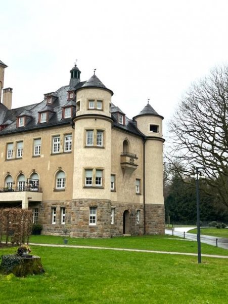 Duisburg Prinzenhöhe - exklusive DG-Wohnung im Schloss inmitten einer eigenen Parkanlage Wohnung mieten
