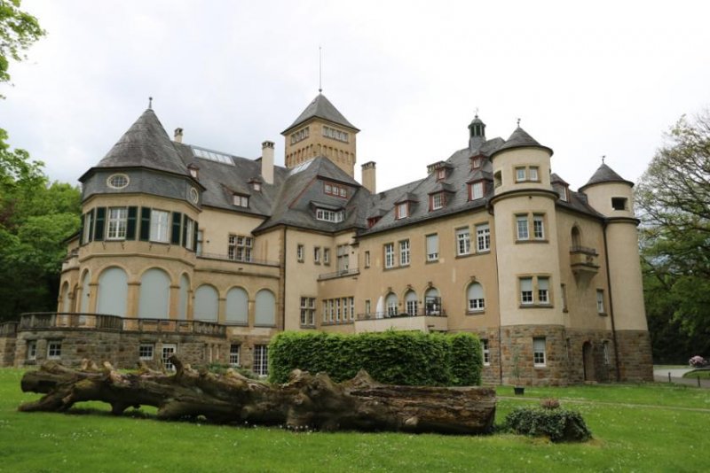 Duisburg Prinzenhöhe - exklusive DG-Wohnung im Schloss inmitten einer eigenen Parkanlage Wohnung mieten