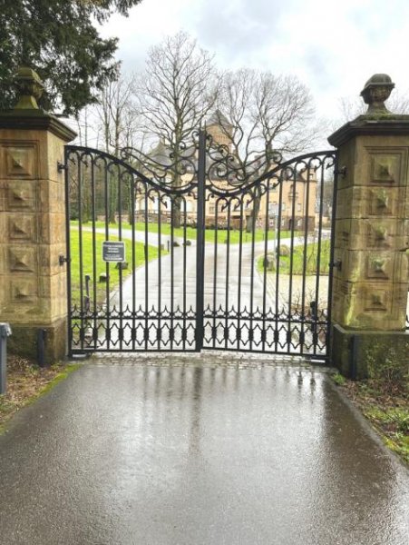 Duisburg Prinzenhöhe - exklusive DG-Wohnung im Schloss inmitten einer eigenen Parkanlage Wohnung mieten