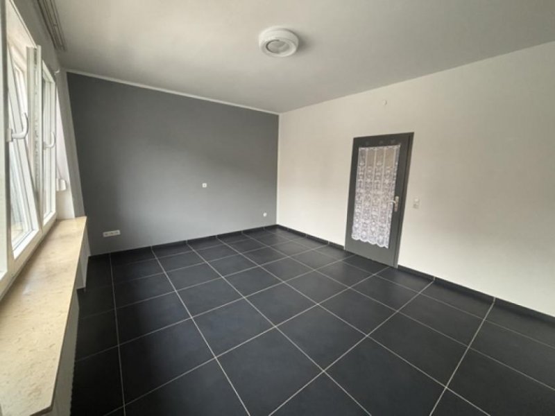Duisburg Charmante, kernsanierte Erdgeschosswohnung–Modernes Wohnen in ruhiger Lage/Bitte 01781753287 anrufen Wohnung mieten