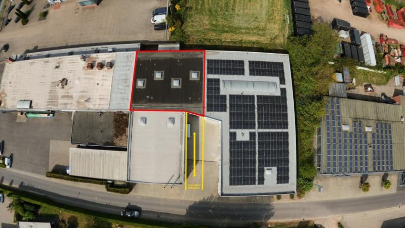 Uelsen Helle Stahlrahmen-Halle mit elektrischem Sektionaltor und großer Hofzufahrt – Industriegebiet Uelsen Gewerbe mieten