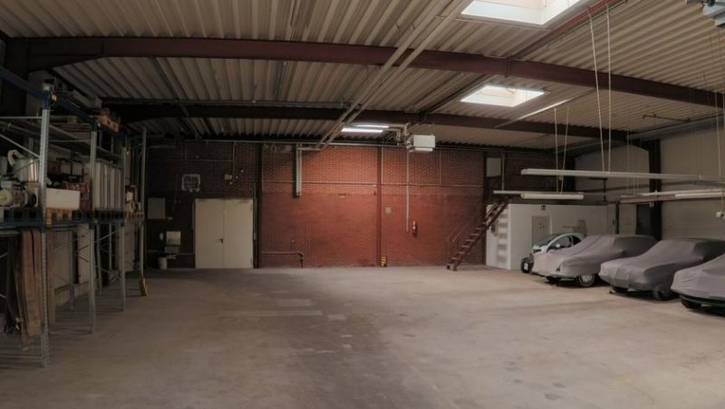 Uelsen Helle Stahlrahmen-Halle mit elektrischem Sektionaltor und großer Hofzufahrt – Industriegebiet Uelsen Gewerbe mieten
