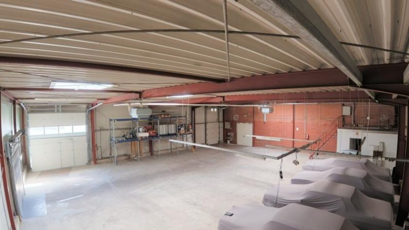 Uelsen Helle Stahlrahmen-Halle mit elektrischem Sektionaltor und großer Hofzufahrt – Industriegebiet Uelsen Gewerbe mieten