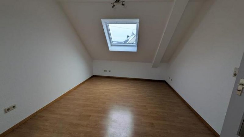Hermeskeil Helle 2,5-Zimmer-Dachgeschosswohnung mit Garage – modernisiert & sofort bezugsfrei Wohnung mieten