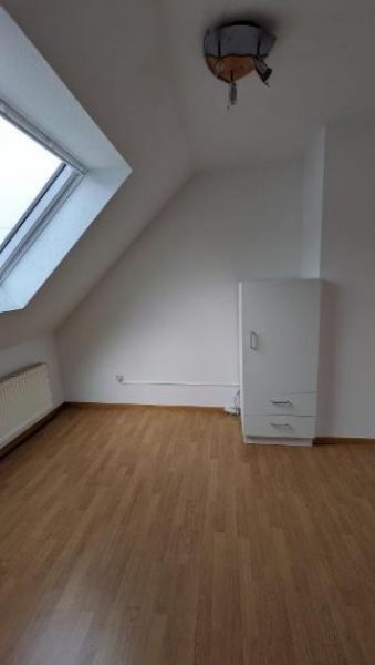 Hermeskeil Helle 2,5-Zimmer-Dachgeschosswohnung mit Garage – modernisiert & sofort bezugsfrei Wohnung mieten
