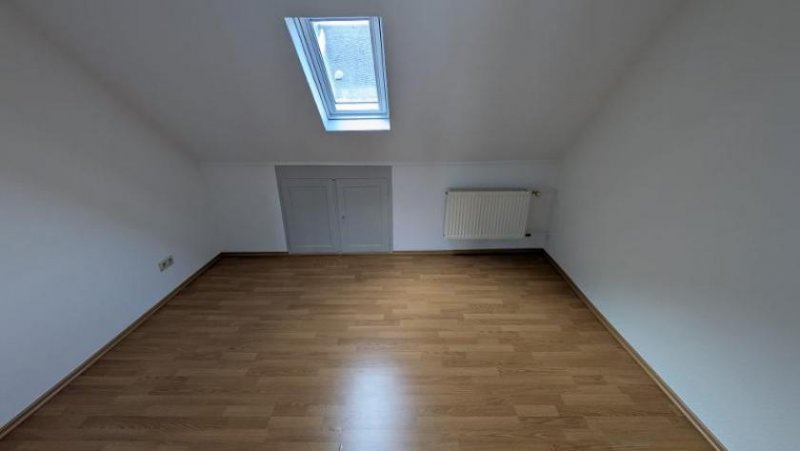 Hermeskeil Helle 2,5-Zimmer-Dachgeschosswohnung mit Garage – modernisiert & sofort bezugsfrei Wohnung mieten