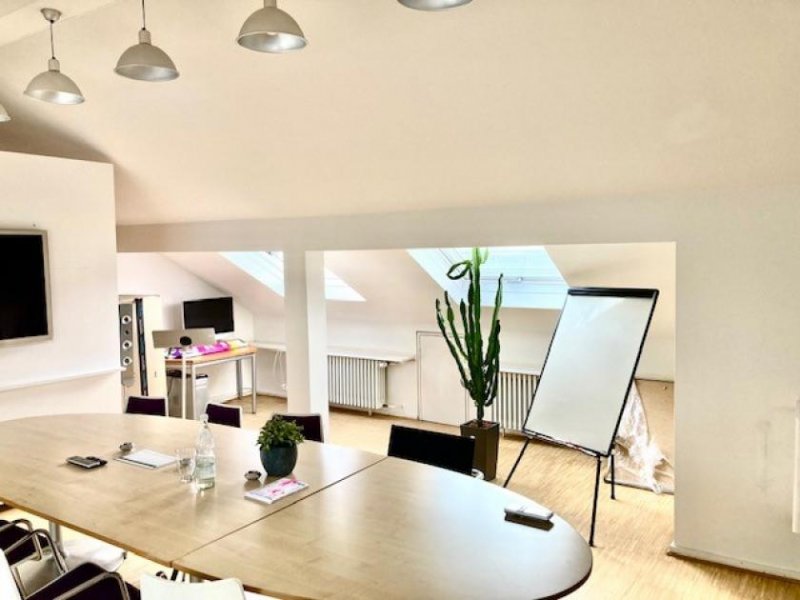 Frankfurt am Main Möbliertes Büro mit Dachbalkon in kreativer Bürogemeinschaft im Herzen von Frankfurt am Main Gewerbe mieten