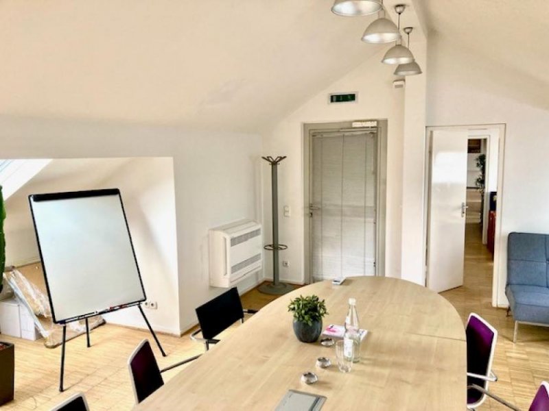 Frankfurt am Main Möbliertes Büro mit Dachbalkon in kreativer Bürogemeinschaft im Herzen von Frankfurt am Main Gewerbe mieten