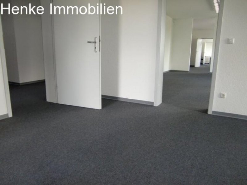 Frankfurt am Main Schöne und helle Bürofläche im 2. OG, 10 Räume, 300 m², Teeküche, Berner Straße, zu vermieten Gewerbe mieten