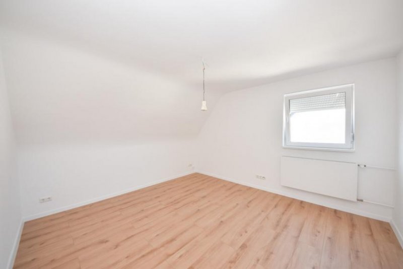 Hasselroth DIETZ: TOP TOP moderne 4-Zi. Wohnung - 1. Obergeschoss im 2-Familienhaus! 1/2 Garage + 2 PKW-Außenplätze Wohnung mieten