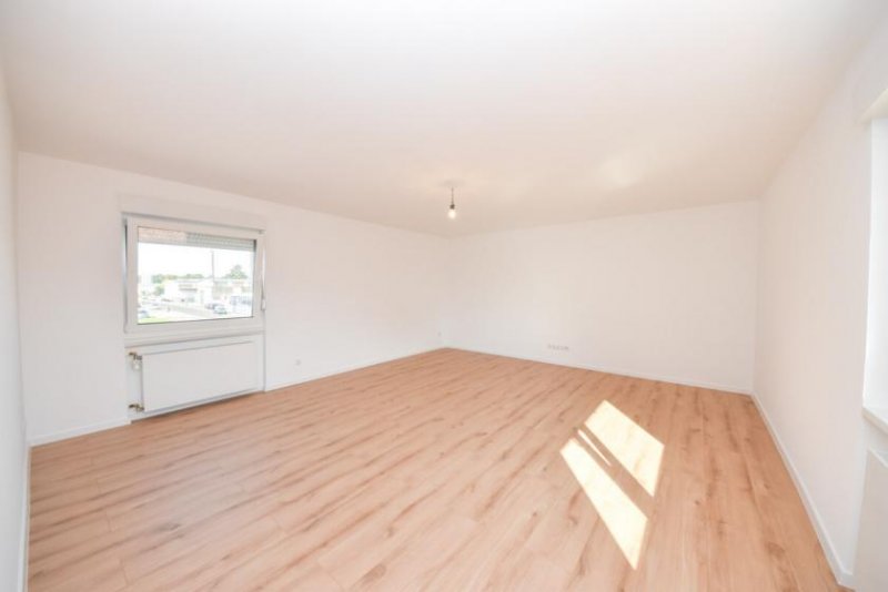 Hasselroth DIETZ: TOP TOP moderne 4-Zi. Wohnung - 1. Obergeschoss im 2-Familienhaus! 1/2 Garage + 2 PKW-Außenplätze Wohnung mieten