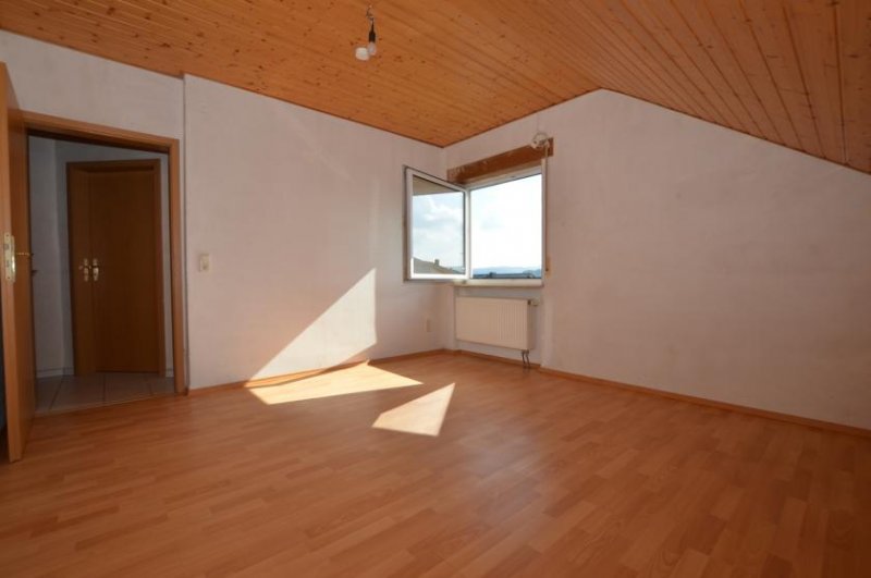 Büdingen DIETZ: Trendige 4 Zimmer-Dachgeschosswohnung im 2- Familienhaus mit Blick ins Grüne! Wohnung mieten