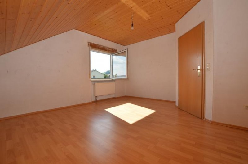 Büdingen DIETZ: Trendige 4 Zimmer-Dachgeschosswohnung im 2- Familienhaus mit Blick ins Grüne! Wohnung mieten