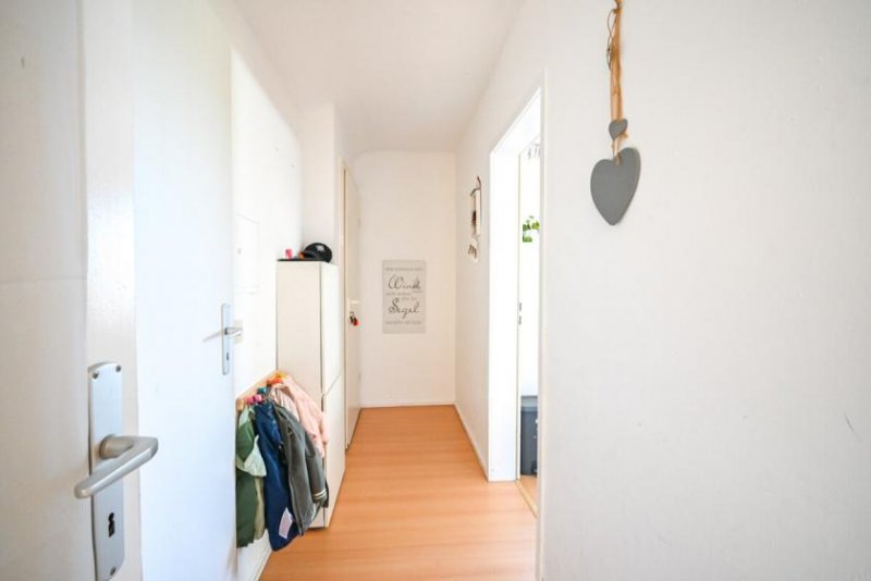 Großostheim DIETZ: 3 Zimmer Dachgeschoss-Wohnung im 3-Familienhaus mit Garage in Großostheim! Wohnung mieten