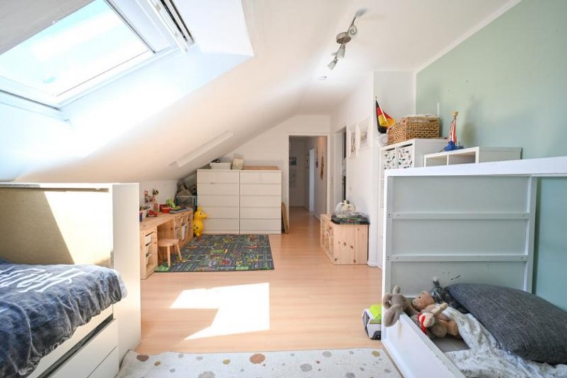 Großostheim DIETZ: 3 Zimmer Dachgeschoss-Wohnung im 3-Familienhaus mit Garage in Großostheim! Wohnung mieten