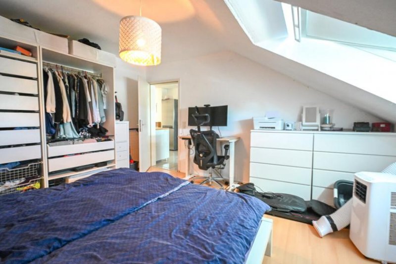 Großostheim DIETZ: 3 Zimmer Dachgeschoss-Wohnung im 3-Familienhaus mit Garage in Großostheim! Wohnung mieten