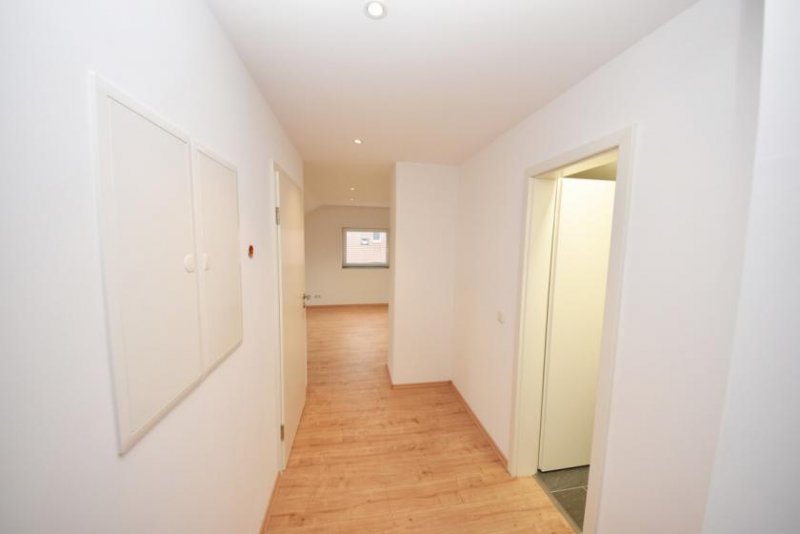 Mainaschaff DIETZ: Moderne und neu-renovierte 2-Zimmer-Dachgeschosswohnung in ruhiger Wohnlage von Mainaschaff! Wohnung mieten