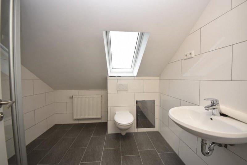 Mainaschaff DIETZ: Moderne und neu-renovierte 2-Zimmer-Dachgeschosswohnung in ruhiger Wohnlage von Mainaschaff! Wohnung mieten