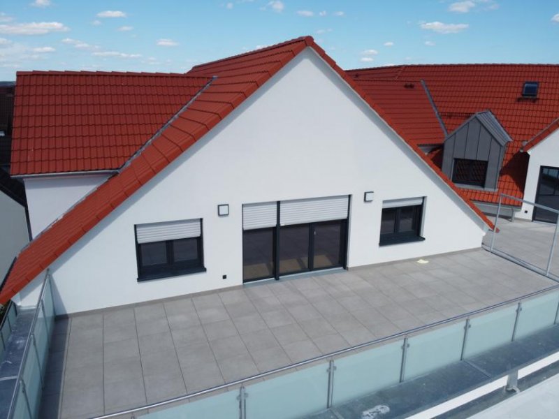 Elsenfeld DIETZ: HAUS PAULA! Penthauscharakter mit 50qm Dachterrasse ! Wärmepumpe, Tiefgarage, opt Einbauküche Wohnung mieten