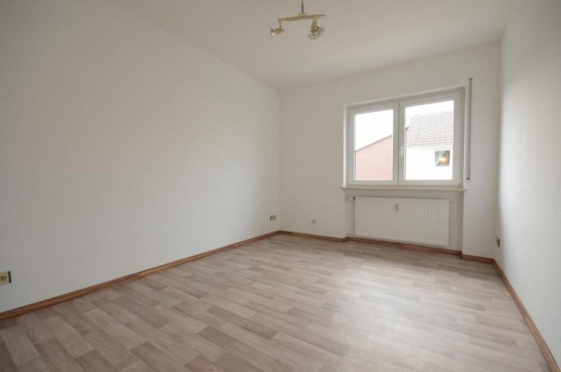 Dieburg DIETZ: Modernisierte 4,5 Zimmer-Wohnung mit Balkon, Garage und eigenem Garten - Direkter Zugang! Wohnung mieten