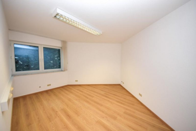 Babenhausen DIETZ: Bürohaus mit über 290m² Fläche im Gewerbegebiet zu vermieten! 40m² Dachterrasse! Gewerbe mieten