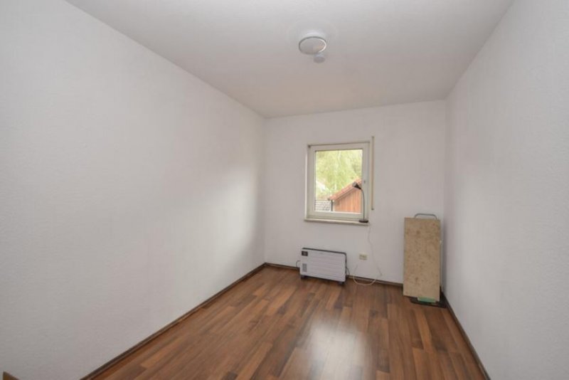 Babenhausen DIETZ: Gepflegte 3-Zimmerwohnung im 1.OG mit Balkon in Langstadt, Babenhausen nahe des Feldes! Wohnung mieten