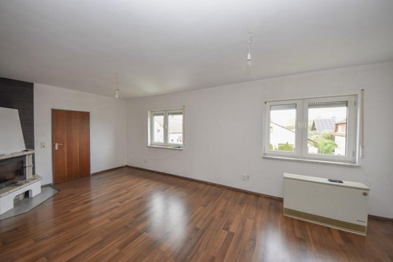Babenhausen DIETZ: Gepflegte 3-Zimmerwohnung im 1.OG mit Balkon in Langstadt, Babenhausen nahe des Feldes! Wohnung mieten