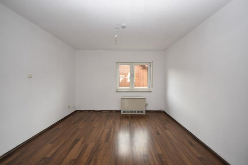 Babenhausen DIETZ: Gepflegte 3-Zimmerwohnung im 1.OG mit Balkon in Langstadt, Babenhausen nahe des Feldes! Wohnung mieten