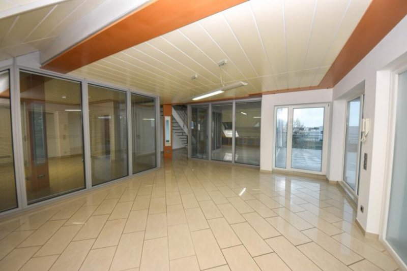 Babenhausen DIETZ: Moderne und lichtdurchflutete Büroetage im 2. Obergeschoss mit über 40m² großen Dachterrasse! Gewerbe mieten