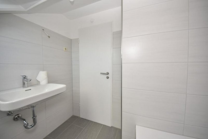 Babenhausen DIETZ: Sanierte 2-Zimmer-Wohnung im Dachgeschoss eines 6-Familienhauses! Optionale Garage! Wohnung mieten