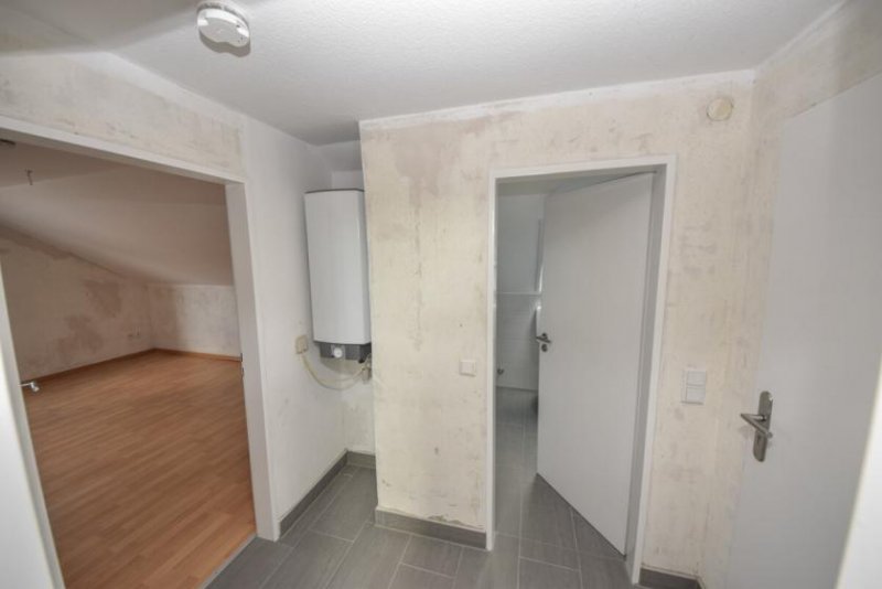 Babenhausen DIETZ: Sanierte 2-Zimmer-Wohnung im Dachgeschoss eines 6-Familienhauses! Optionale Garage! Wohnung mieten