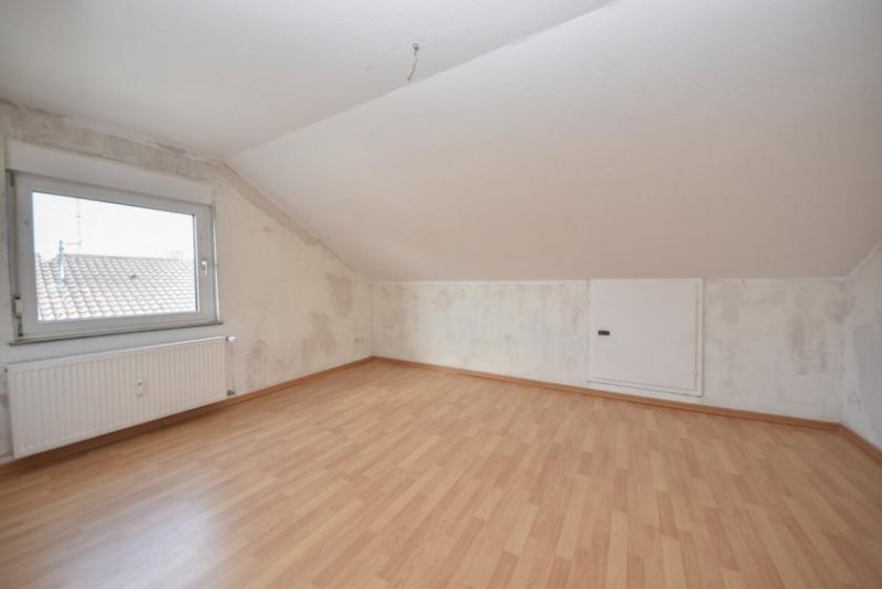 Babenhausen DIETZ: Sanierte 2-Zimmer-Wohnung im Dachgeschoss eines 6-Familienhauses! Optionale Garage! Wohnung mieten