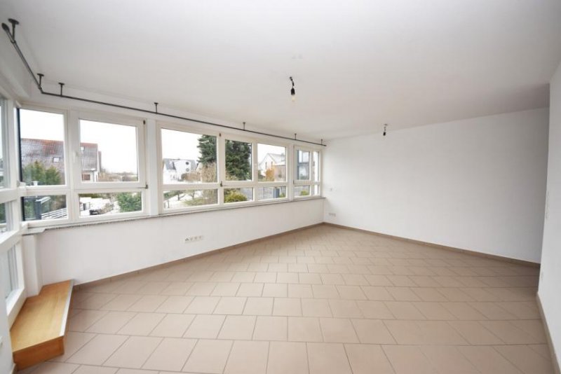 Groß-Zimmern DIETZ: Gut ausgerüstete Wohnung mit Einbauküche, Balkon, Fußbodenh., Wanne + Dusche in ruhiger Lage! Wohnung mieten