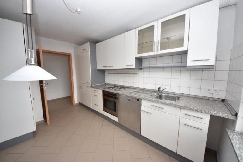 Groß-Zimmern DIETZ: Gut ausgerüstete Wohnung mit Einbauküche, Balkon, Fußbodenh., Wanne + Dusche in ruhiger Lage! Wohnung mieten