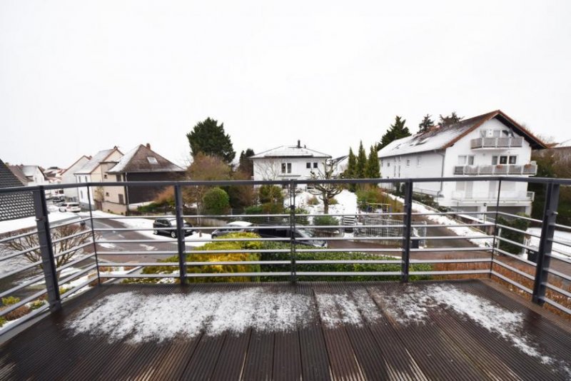 Groß-Zimmern DIETZ: Gut ausgerüstete Wohnung mit Einbauküche, Balkon, Fußbodenh., Wanne + Dusche in ruhiger Lage! Wohnung mieten